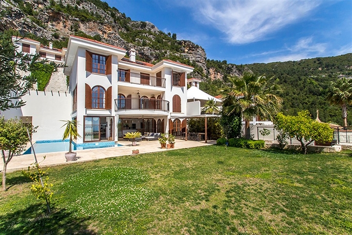 فيلا فاخرة في مركز الانيا 