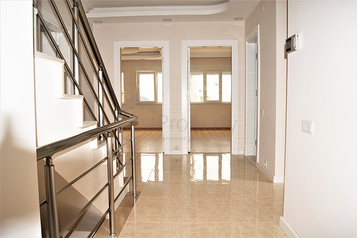 فيلا 4 + 1 في غوزالوبا لارا على بعد كيلومتر واحد من الشواطئ الرملية