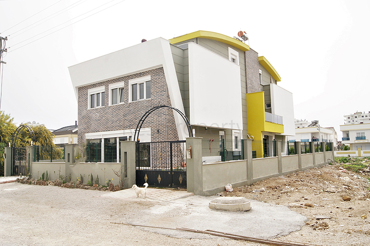 فيلا 4 + 1 في غوزالوبا لارا على بعد كيلومتر واحد من الشواطئ الرملية