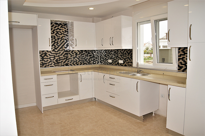 فيلا 4 + 1 في غوزالوبا لارا على بعد كيلومتر واحد من الشواطئ الرملية