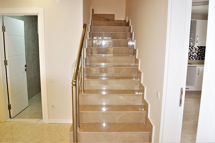 فيلا 4 + 1 في غوزالوبا لارا على بعد كيلومتر واحد من الشواطئ الرملية