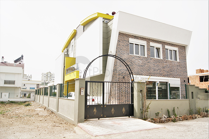 فيلا 4 + 1 في غوزالوبا لارا على بعد كيلومتر واحد من الشواطئ الرملية