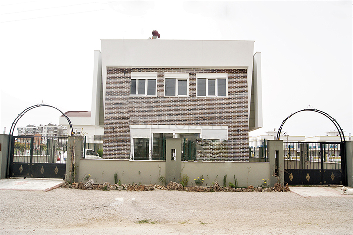 فيلا 4 + 1 في غوزالوبا لارا على بعد كيلومتر واحد من الشواطئ الرملية