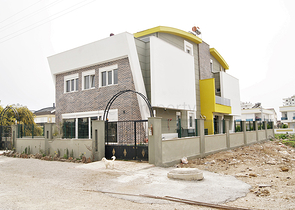 فيلا 4 + 1 في غوزالوبا لارا على بعد كيلومتر واحد من الشواطئ الرملية