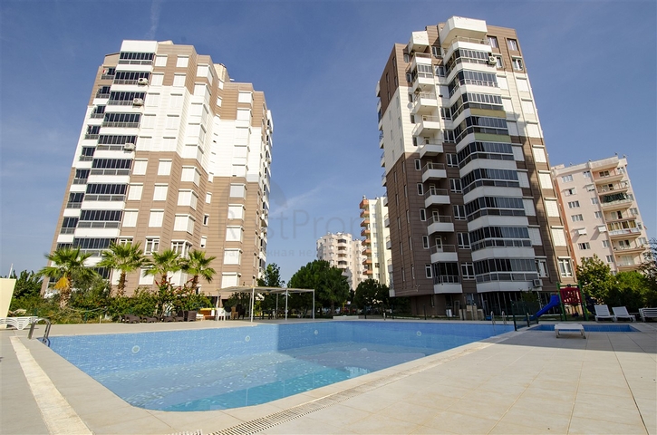 شقق واسعة  3 + 1 مع الأثاث 1 كم من البحر في لارا أنطاليا