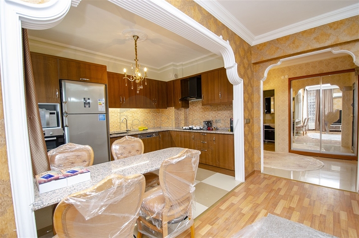 شقق واسعة  3 + 1 مع الأثاث 1 كم من البحر في لارا أنطاليا