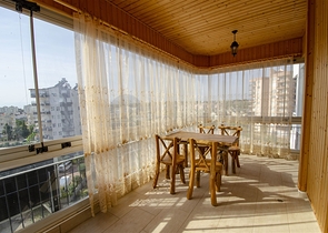 شقق واسعة  3 + 1 مع الأثاث 1 كم من البحر في لارا أنطاليا