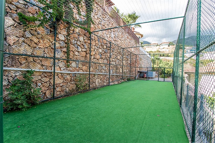 فيلا واسعة باطلالات رائعة على البحر في الانيا 