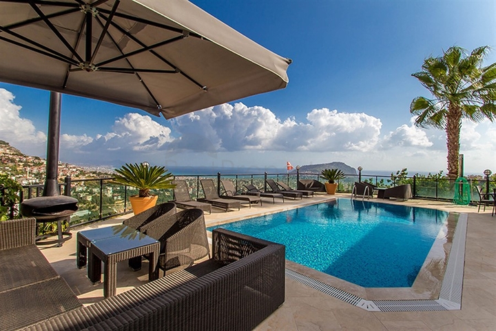 فيلا واسعة باطلالات رائعة على البحر في الانيا 