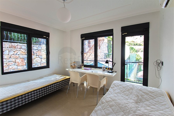 فيلا واسعة باطلالات رائعة على البحر في الانيا 