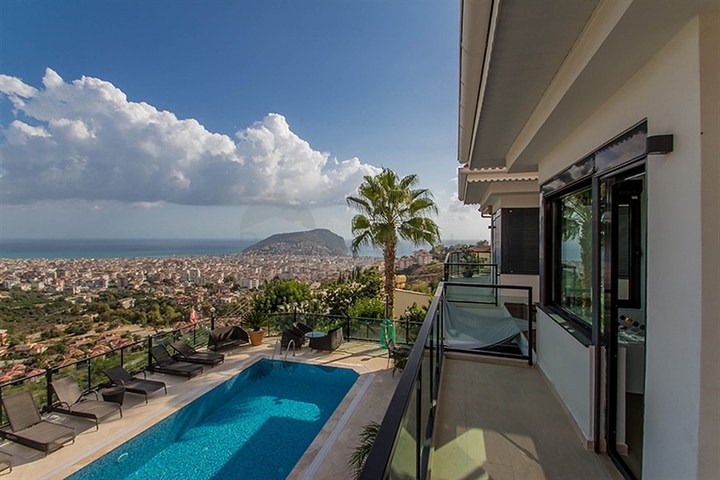 فيلا واسعة باطلالات رائعة على البحر في الانيا 