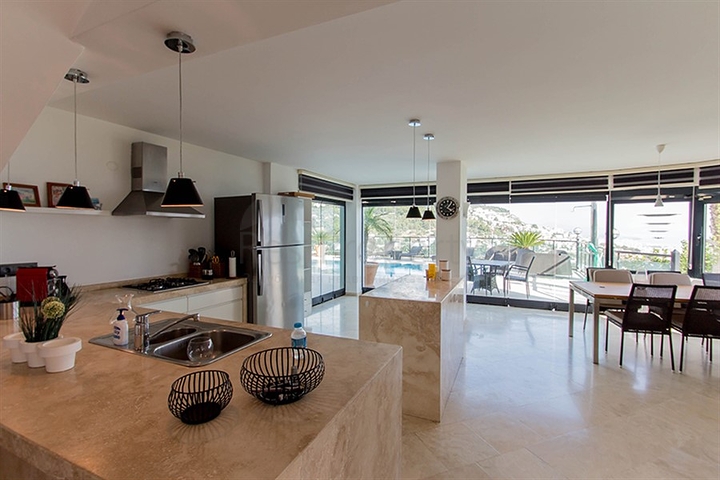 فيلا واسعة باطلالات رائعة على البحر في الانيا 