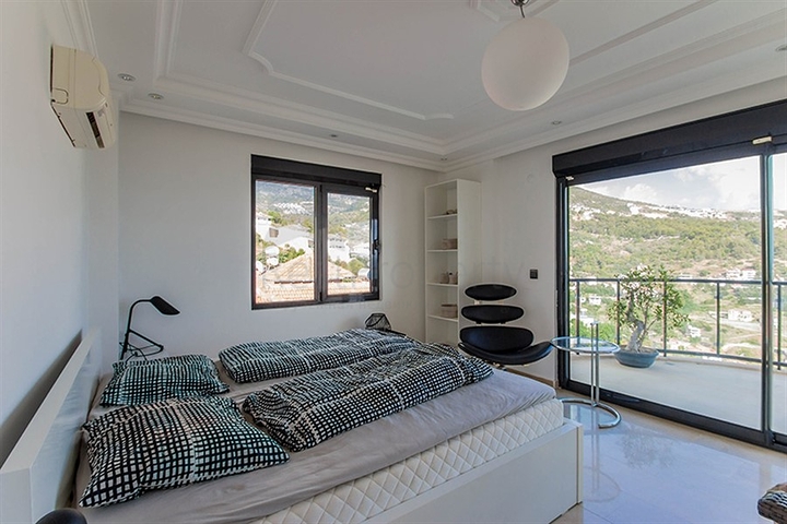 فيلا واسعة باطلالات رائعة على البحر في الانيا 