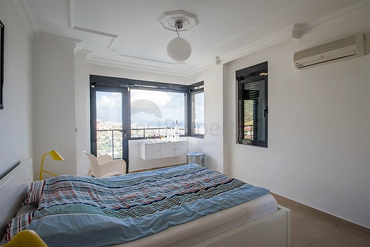 فيلا واسعة باطلالات رائعة على البحر في الانيا 