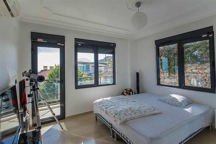 فيلا واسعة باطلالات رائعة على البحر في الانيا 