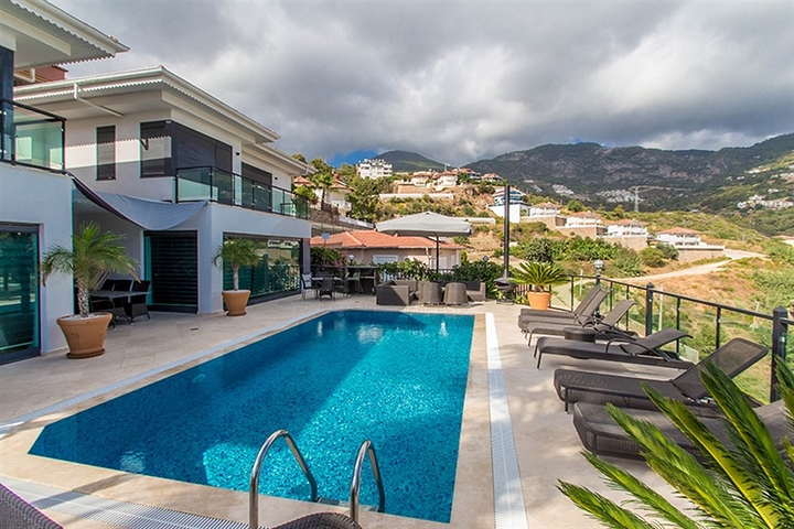 فيلا واسعة باطلالات رائعة على البحر في الانيا 