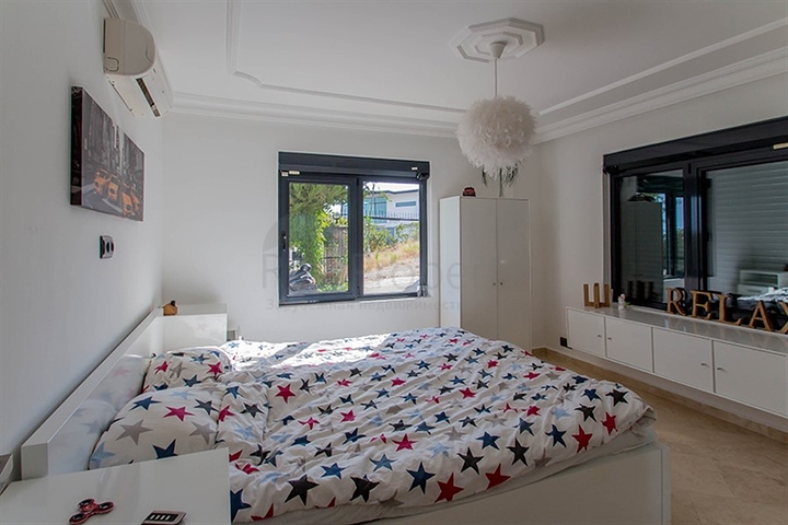 فيلا واسعة باطلالات رائعة على البحر في الانيا 