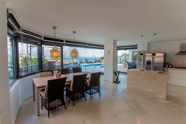 فيلا واسعة باطلالات رائعة على البحر في الانيا 