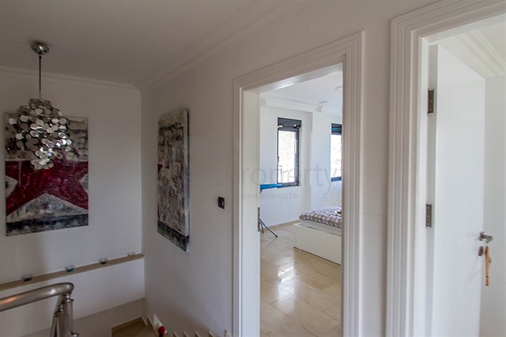 فيلا واسعة باطلالات رائعة على البحر في الانيا 