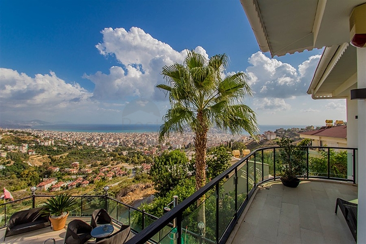 فيلا واسعة باطلالات رائعة على البحر في الانيا 