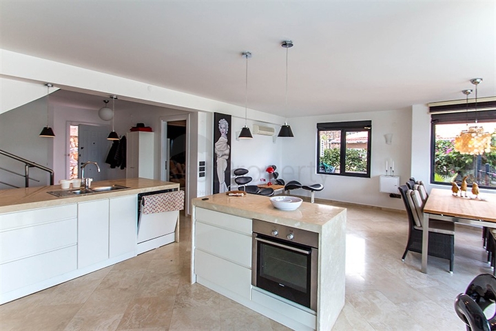 فيلا واسعة باطلالات رائعة على البحر في الانيا 