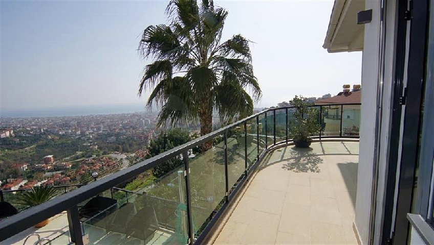 فيلا واسعة باطلالات رائعة على البحر في الانيا 