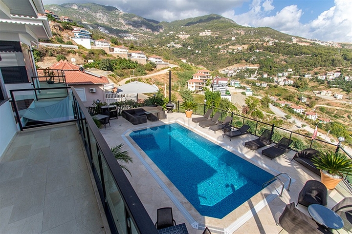 فيلا واسعة باطلالات رائعة على البحر في الانيا 