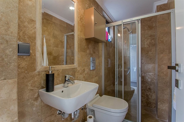 فيلا واسعة باطلالات رائعة على البحر في الانيا 