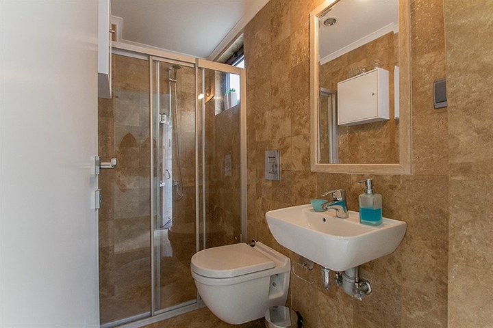 فيلا واسعة باطلالات رائعة على البحر في الانيا 