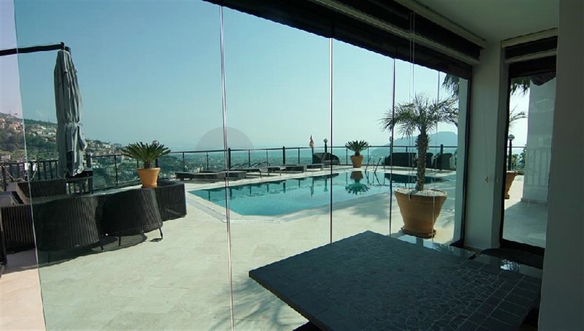 فيلا واسعة باطلالات رائعة على البحر في الانيا 