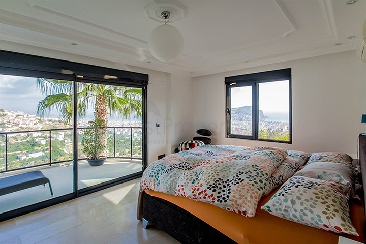 فيلا واسعة باطلالات رائعة على البحر في الانيا 