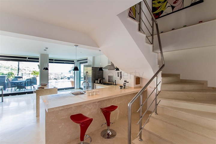 فيلا واسعة باطلالات رائعة على البحر في الانيا 