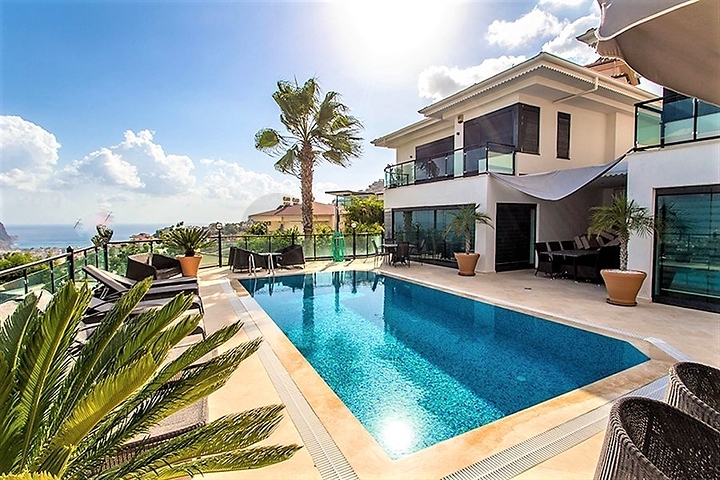 فيلا واسعة باطلالات رائعة على البحر في الانيا 