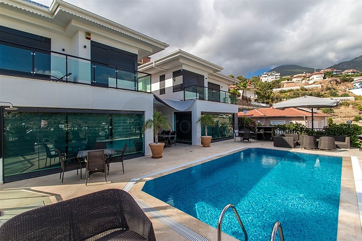 فيلا واسعة باطلالات رائعة على البحر في الانيا 