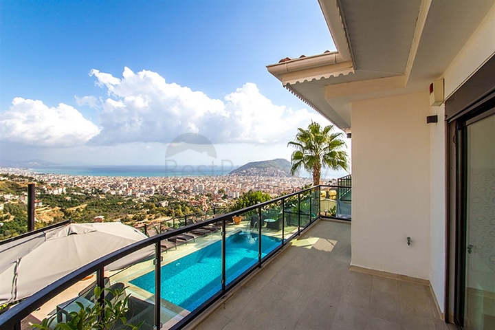 فيلا واسعة باطلالات رائعة على البحر في الانيا 