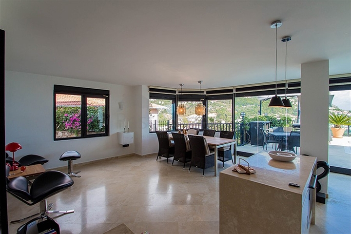 فيلا واسعة باطلالات رائعة على البحر في الانيا 