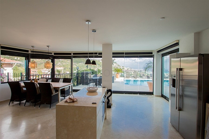 فيلا واسعة باطلالات رائعة على البحر في الانيا 