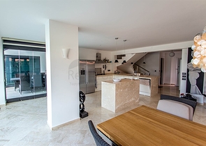 فيلا واسعة باطلالات رائعة على البحر في الانيا 