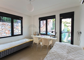 فيلا واسعة باطلالات رائعة على البحر في الانيا 