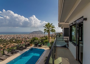 فيلا واسعة باطلالات رائعة على البحر في الانيا 