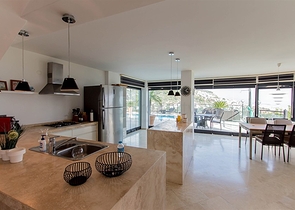 فيلا واسعة باطلالات رائعة على البحر في الانيا 