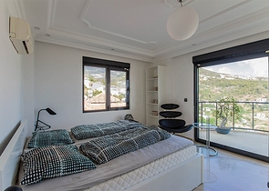 فيلا واسعة باطلالات رائعة على البحر في الانيا 