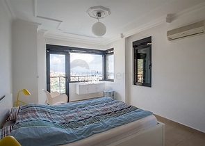 فيلا واسعة باطلالات رائعة على البحر في الانيا 