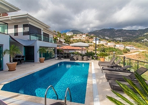 فيلا واسعة باطلالات رائعة على البحر في الانيا 