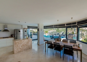 فيلا واسعة باطلالات رائعة على البحر في الانيا 