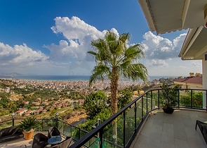 فيلا واسعة باطلالات رائعة على البحر في الانيا 