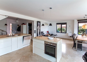 فيلا واسعة باطلالات رائعة على البحر في الانيا 