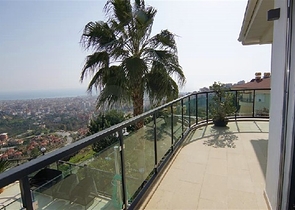 فيلا واسعة باطلالات رائعة على البحر في الانيا 