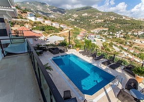 فيلا واسعة باطلالات رائعة على البحر في الانيا 