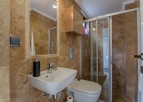 فيلا واسعة باطلالات رائعة على البحر في الانيا 